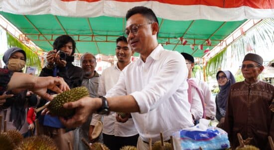 Wali Kota Pontianak, Edi Rusdi Kamtono memberikan durian kepada warga pada Kenduri Durian yang digelar warga Gang Nilam 7. (Foto: Prokopim For KalbarOnline.com)