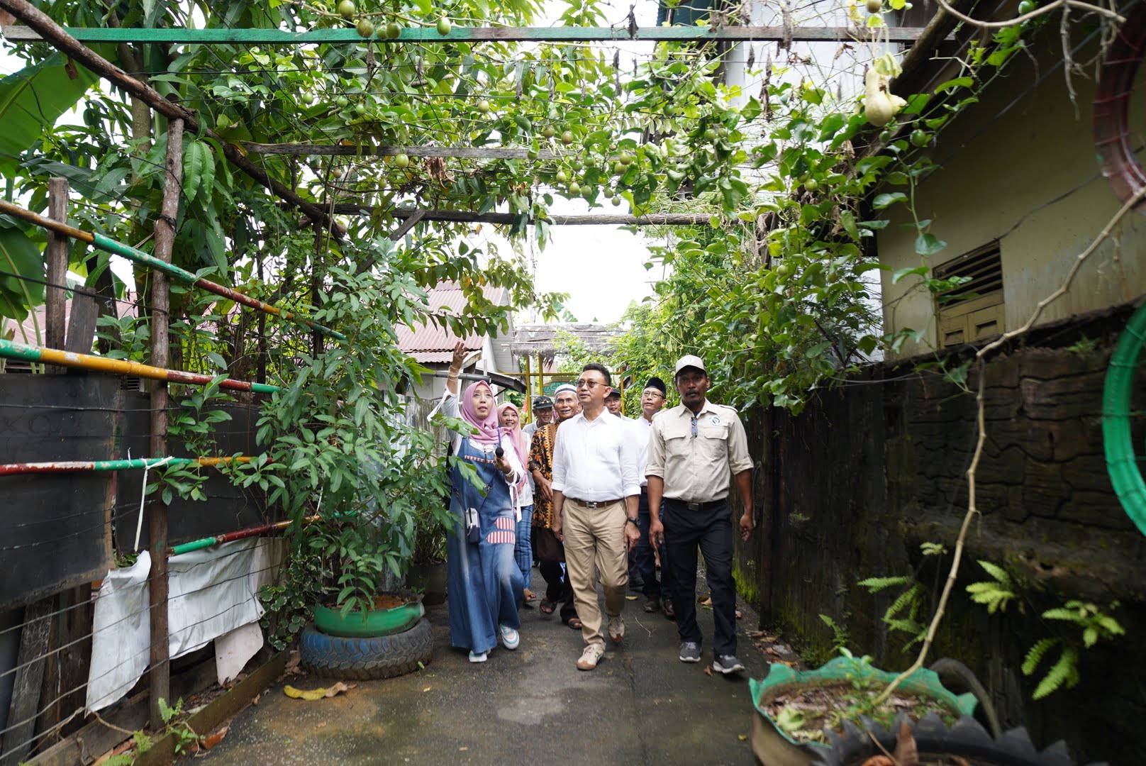 Wali Kota Pontianak, Edi Kamtono melihat tanaman di Kampung Sayur Gang Nilam 7. (Foto: Prokopim For KalbarOnline.com)