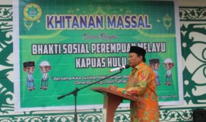 Sekda Kapuas Hulu, Mohd Zaini menghadiri kegiatan khitanan massal di Puskesmas Nanga Badau, Sabtu (27/08/2022). (Foto: Istimewa)