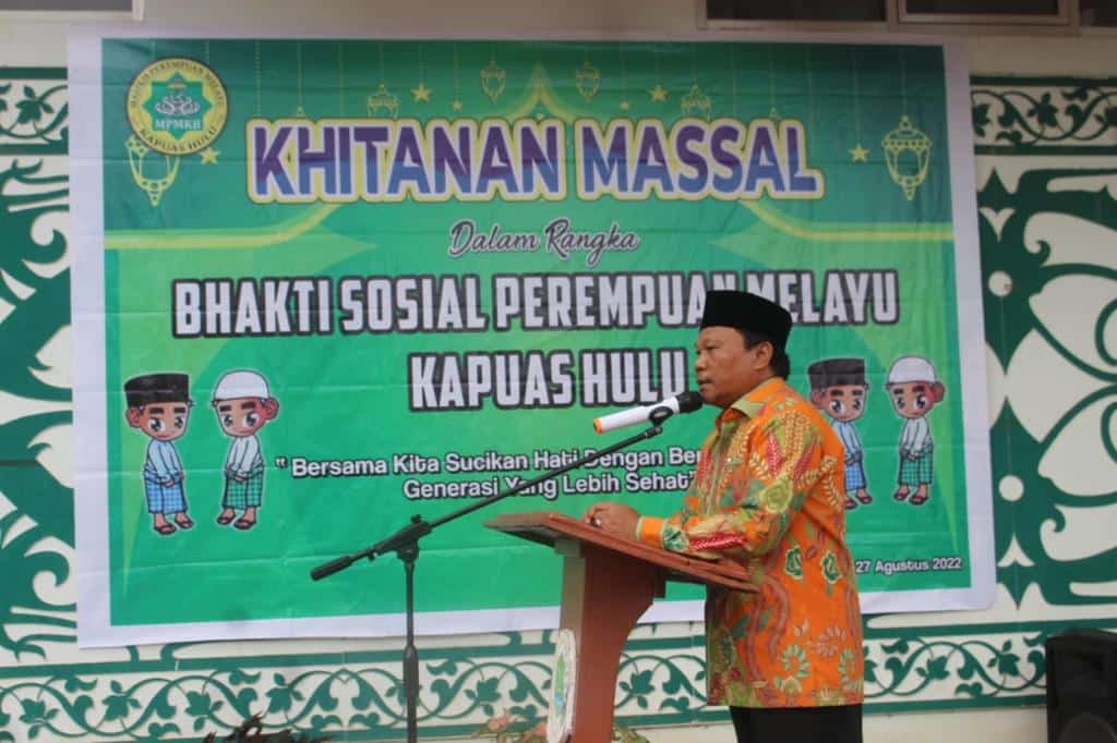 Sekda Kapuas Hulu, Mohd Zaini menghadiri kegiatan khitanan massal di Puskesmas Nanga Badau, Sabtu (27/08/2022). (Foto: Istimewa)
