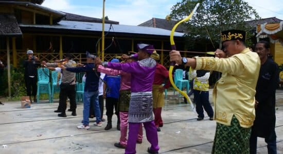Open tournament panahan ini berlangsung di halaman Keraton Matan, Kelurahan Mulia Kerta, Kecamatan Benua Kayong, Kabupaten Ketapang, Sabtu (27/08/2022) pagi. (Foto: Istimewa)