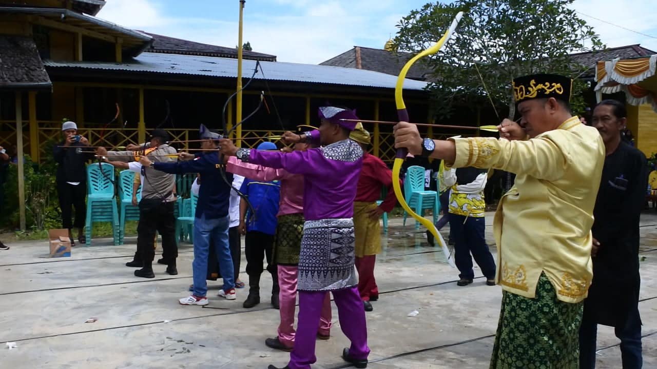 Open tournament panahan ini berlangsung di halaman Keraton Matan, Kelurahan Mulia Kerta, Kecamatan Benua Kayong, Kabupaten Ketapang, Sabtu (27/08/2022) pagi. (Foto: Istimewa)