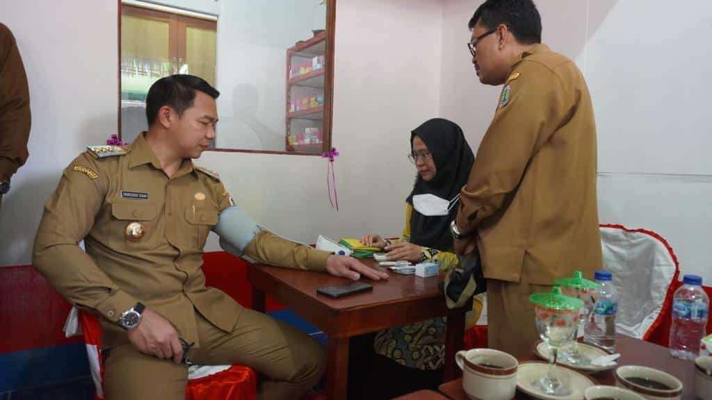 Bupati Kapuas Hulu, Fransiskus Diaan mencoba fasilitas Apotek Uncak Kapuas Farma 2 di Boyan Tanjung. (Foto: Istimewa)