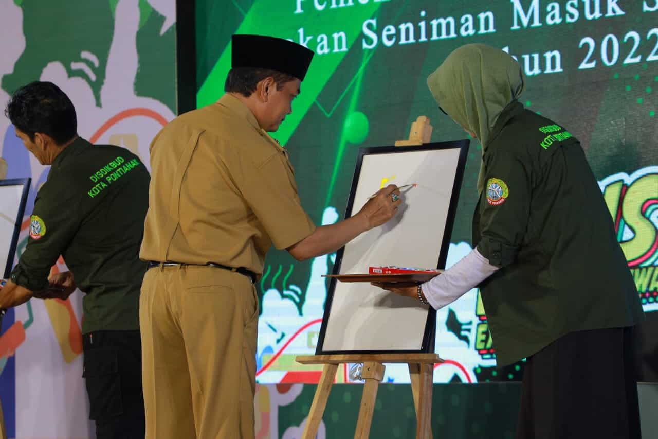 Wakil Wali Kota Pontianak, Bahasan melukis secara simbolis menandai dibukanya Expo Kreasi Siswa (EXIS). (Foto: Kominfo For KalbarOnline.com)