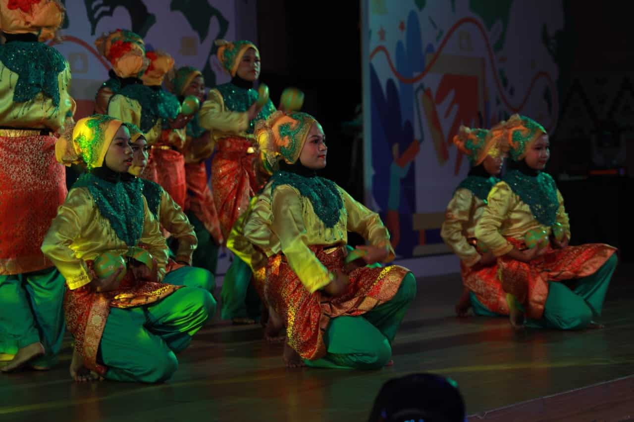 Para siswa menampilkan berbagai ragam seni dan budaya. (Foto: Kominfo For KalbarOnline.com)