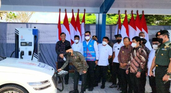 Wakil Presiden Republik Indonesia, Ma'ruf Amin mencoba melakukan pengusian mobil listrik di SPKLU PLN di Nusa Dua, Bali. (Foto: Istimewa)
