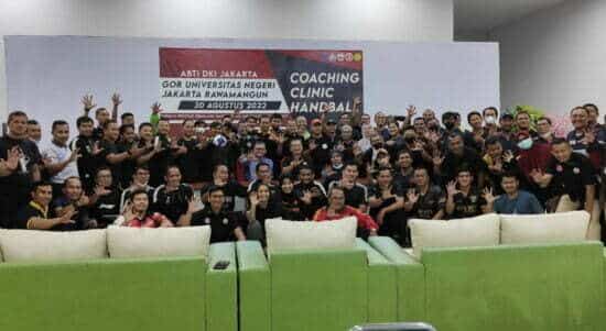 Foto bersama peserta kegiatan coaching clinic hand ball di GOR UNJ Jakarta, Selasa (30/08/2022). (Foto: Istimewa)