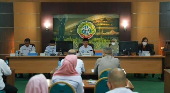 Wakil Wali Kota Pontianak, Bahasan memimpin rapat monitoring dan evaluasi penyelenggaraan JKN di Kantor Wali Kota Pontianak. (Foto: Kominfo For KalbarOnline.com)