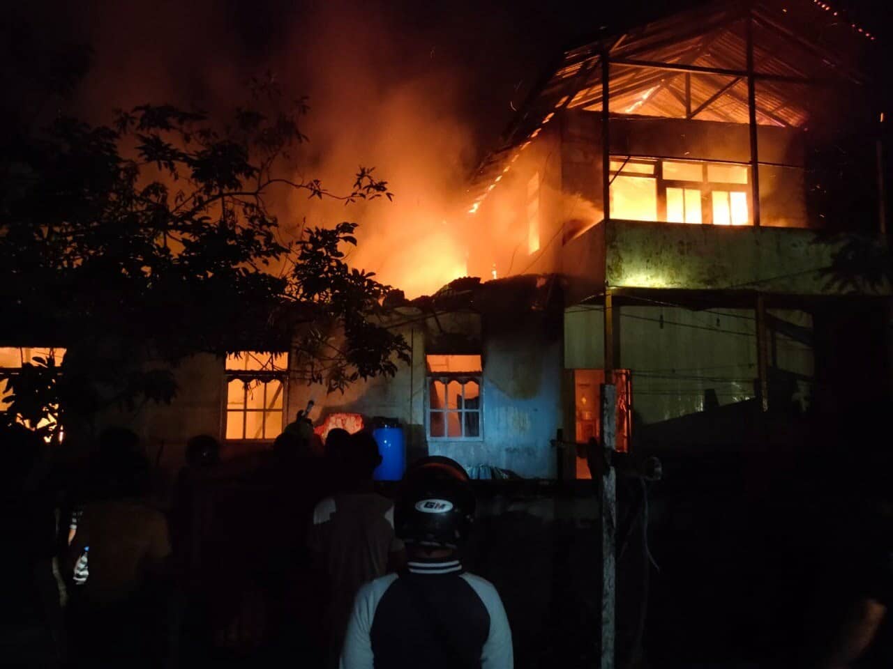 Kebakaran yang terjadi di Gang Irang, Jalan R Suprapto, Kelurahan Sampit, Kecamatan Delta Pawan, Selasa 30 Agustus 2022, sekitar pukul 19.15 Wib. (Foto: Istimewa)