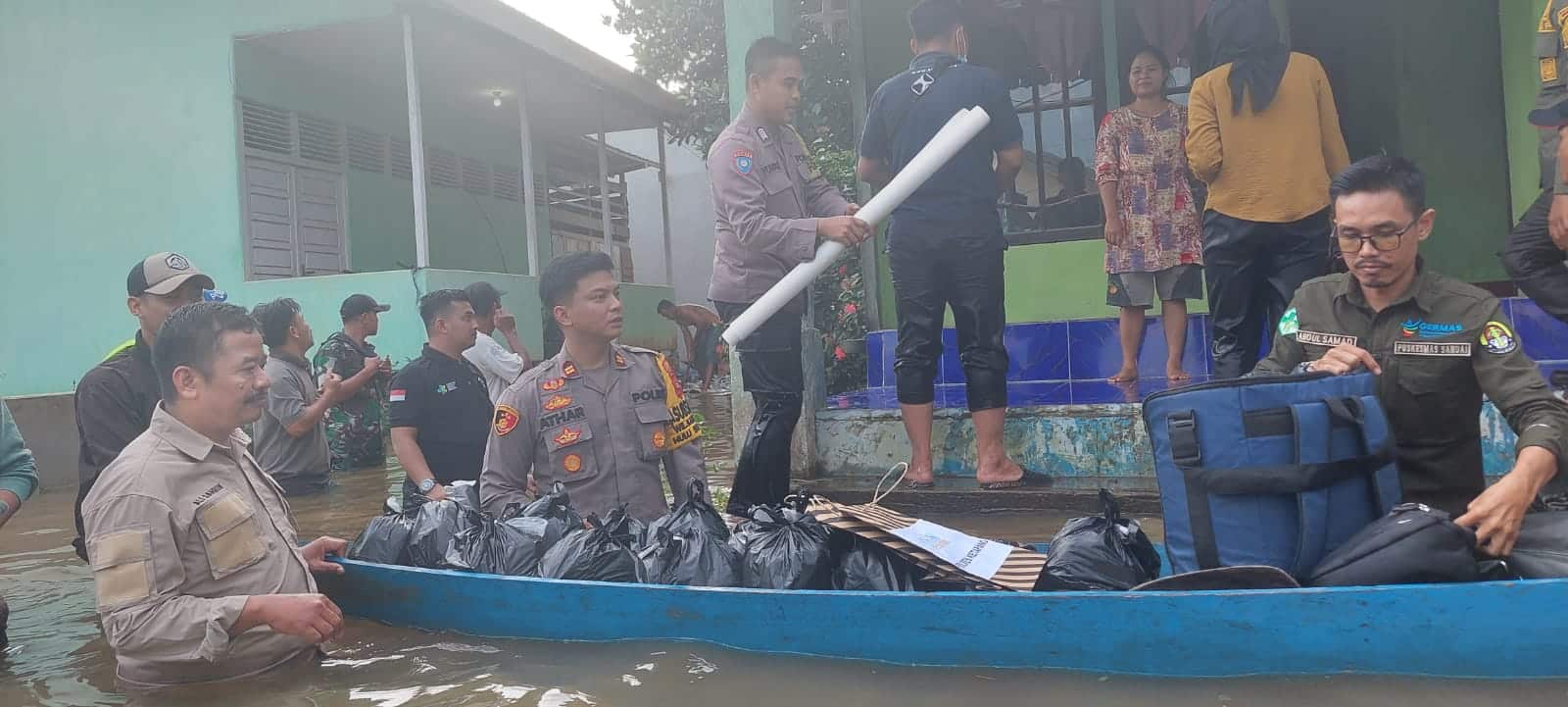 Bersama Forkopimcam, Polsek Sandai membagikan bantuan sembako kepada Warga yang terdampak banjir. (Foto: Istimewa)