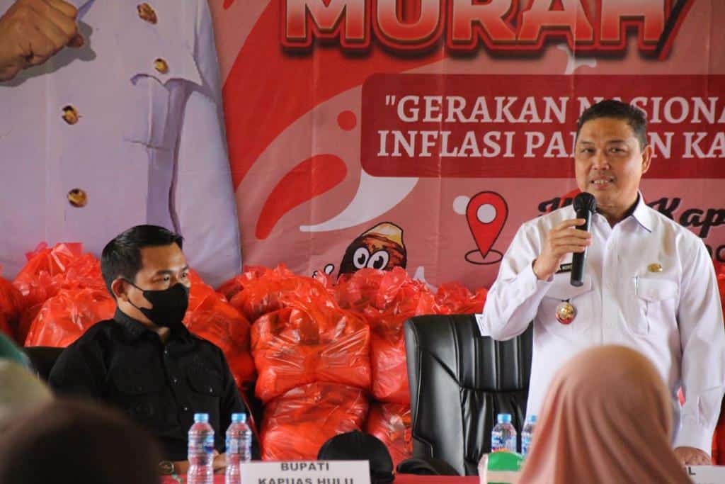 Bupati Kapuas Hulu, Fransiskus Diaan mendampingi Wakil Gubernur Kalbar, Ria Norsan menyalurkan bantuan pangan ke warga di Kecamatan Bunut Hulu. (Foto: Istimewa)