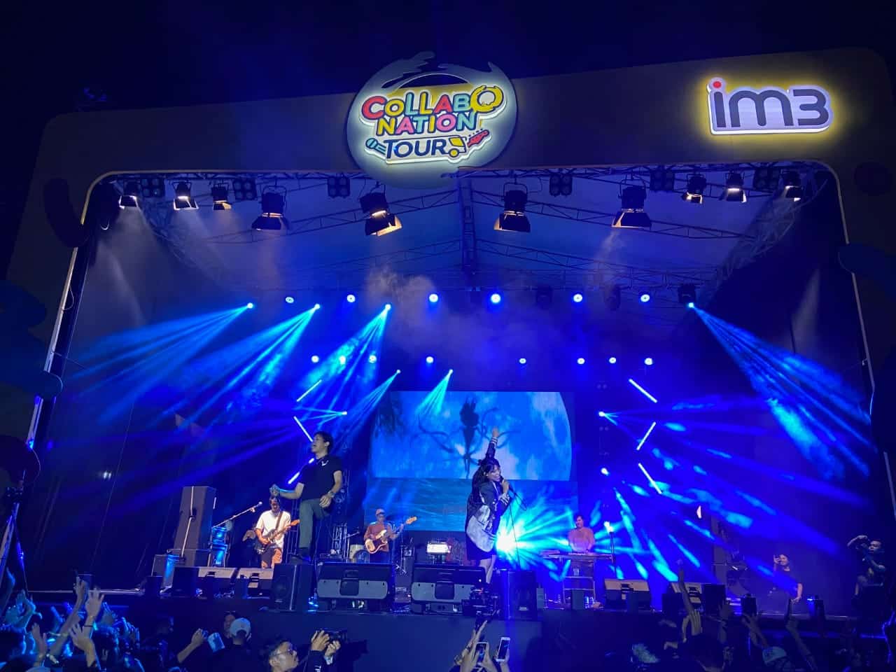 Aksi panggung Hindia Band saat membawakan lagu "Secukupnya" ada konser musik Collabonation Tour Pontianak di Rumah Radakng Pontianak, Rabu (31/08/2022) malam. (Foto: Jauhari/KalbarOnline.com)