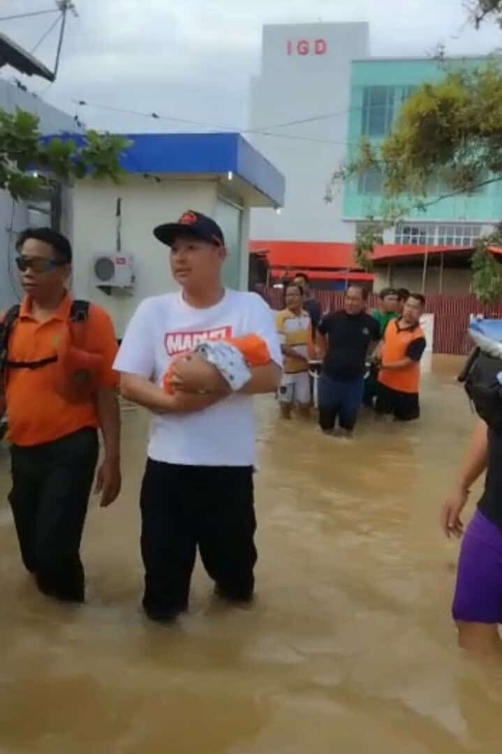 Wakil Bupati Kapuas Hulu, Wahyudi Hidayat saat membantu melakukan evakuasi terhadap seorang bayi yang baru lahir yang hendak berobat ke RS Putussibau. (Foto: Istimewa)