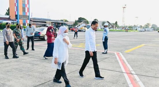 Presiden Joko Widodo (Jokowi) didampingi Ibu Negara, Iriana Jokowi melakukan kinjungan kerja sehari ke Provinsi Kalbar, Selasa (09/08/2022). (Foto: Twitter @jokowi)