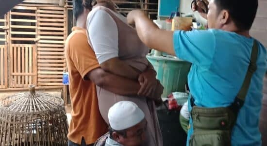 Korban TS (40 tahun) saat hendak dievakuasi dari TKP. (Foto: Istimewa)