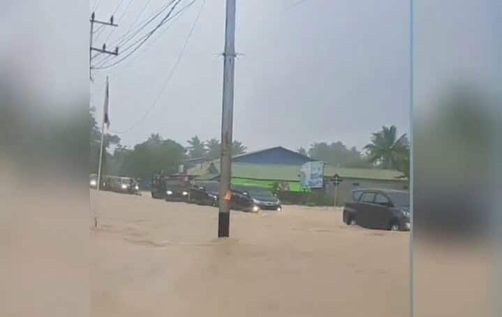 Sejumlah ruas jalan di Kota Singkawang terendam banjir. (Foto: Tangkapan layar/Istimewa)