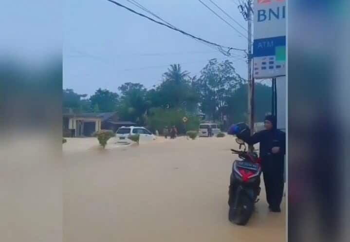 Sejumlah ruas jalan di Kota Singkawang terendam banjir. (Foto: Tangkapan layar/Istimewa)