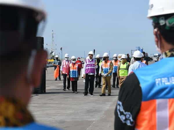 Jokowi Perintahkan Menteri PUPR Lebarkan Akses Jalan Pelabuhan Internasional di Mempawah