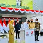Presiden Joko Widodo didampingi Gubernur Kalbar Sutarmidji menandatangani prasasti peresmian gedung baru RSUD Soedarso Pontianak