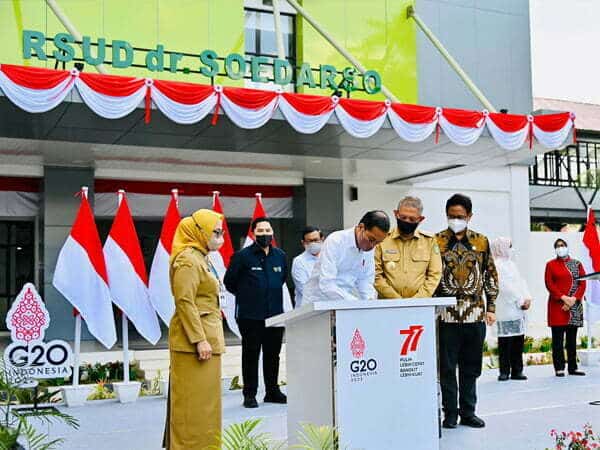 Presiden Joko Widodo didampingi Gubernur Kalbar Sutarmidji menandatangani prasasti peresmian gedung baru RSUD Soedarso Pontianak