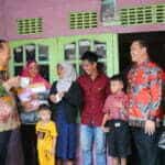 Wakil Gubernur Kalimantan Barat, Ria Norsan bersama Wakil Bupati Sanggau, Yohanes Ontot mengunjungi keluarga yang berisiko stunting di Desa Penyeladi, Kecamatan Kapuas, Kabupaten Sanggau, Kamis (15/09/2022).
