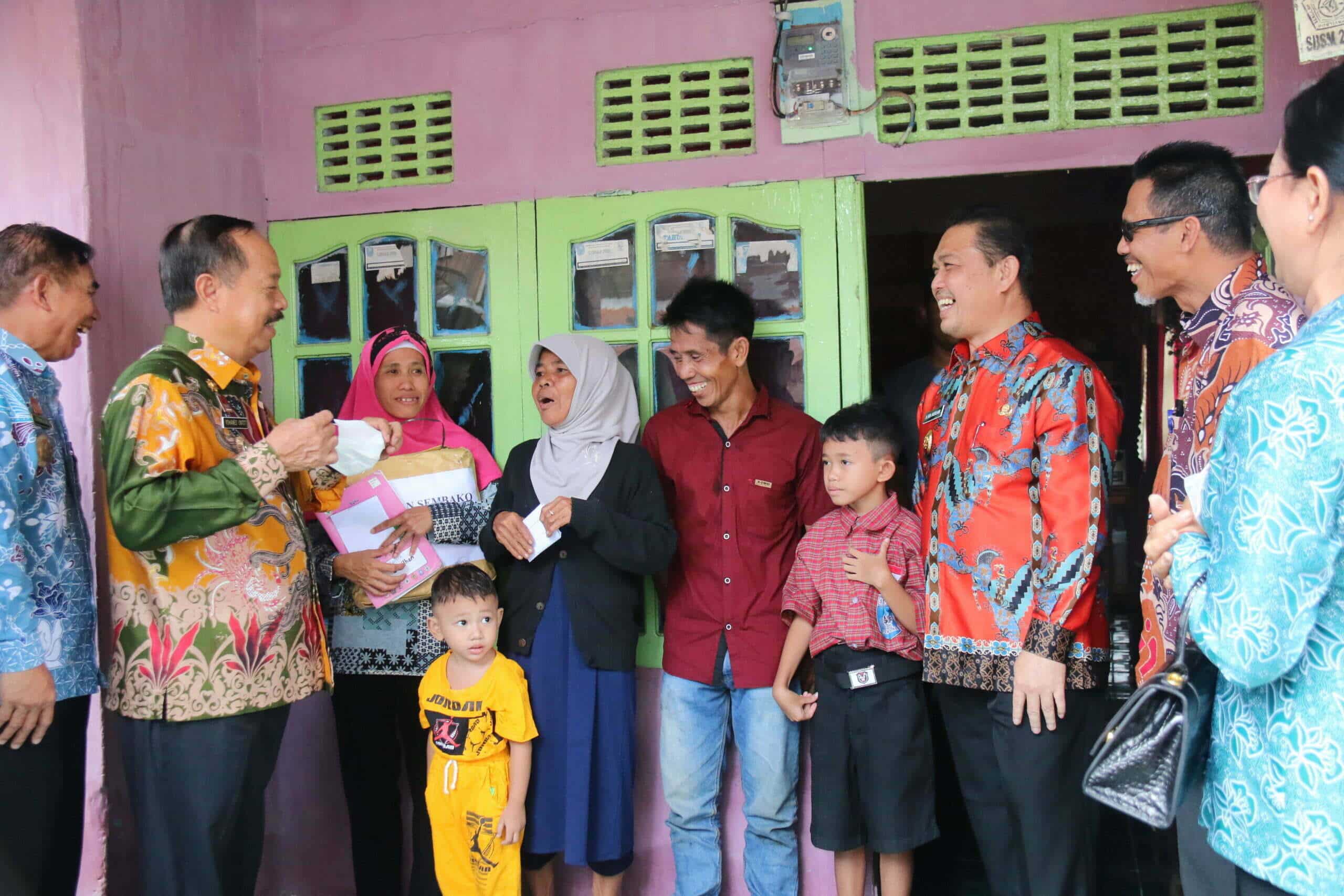 Wakil Gubernur Kalimantan Barat, Ria Norsan bersama Wakil Bupati Sanggau, Yohanes Ontot mengunjungi keluarga yang berisiko stunting di Desa Penyeladi, Kecamatan Kapuas, Kabupaten Sanggau, Kamis (15/09/2022).