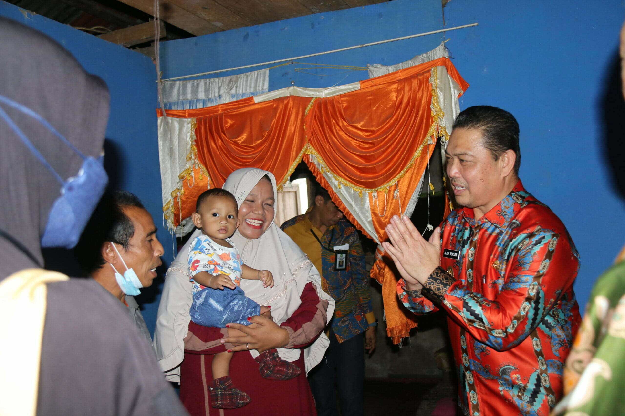 Wakil Gubernur Kalimantan Barat, Ria Norsan mengunjungi sekaligus memberikan bantun uang dan sembako kepada keluarga yang berisiko stunting di Desa Penyeladi, Kecamatan Kapuas, Kabupaten Sanggau, Kamis (15/09/2022). (Foto: Biro Adpim For KalbarOnline.com)