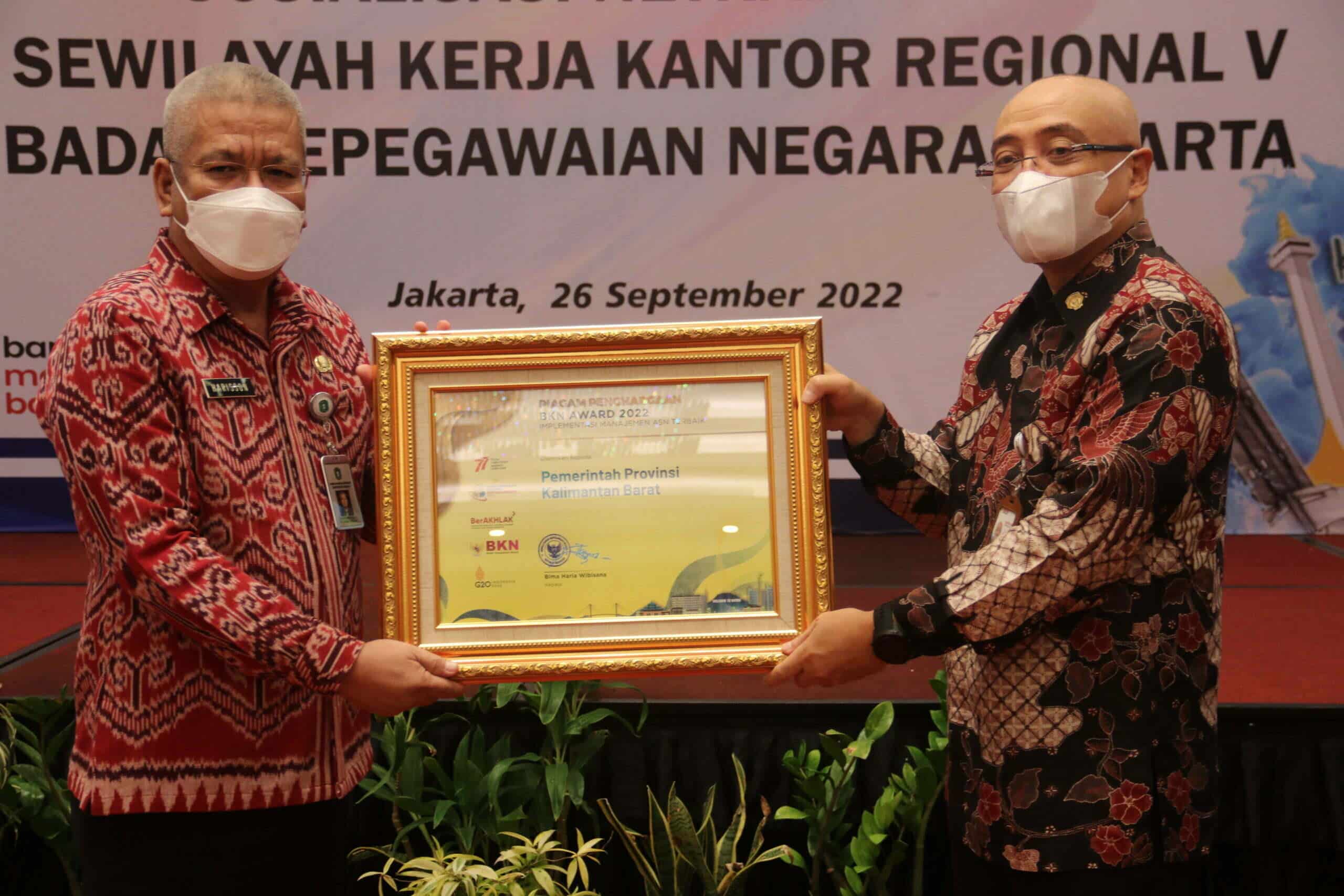 Sekretaris Daerah Provinsi Kalimantan Barat, Harisson menerima piagam penghargaan Badan Kepegawaian Negara (BKN) Award Tahun 2022 dari Plt Kepala BKN, Bima Haria Wibisana, di Hotel Aston - Kartika Hotel, Jakarta Barat, Senin (26/09/2022). (Foto: Biro Adpim For KalbarOnline.com)