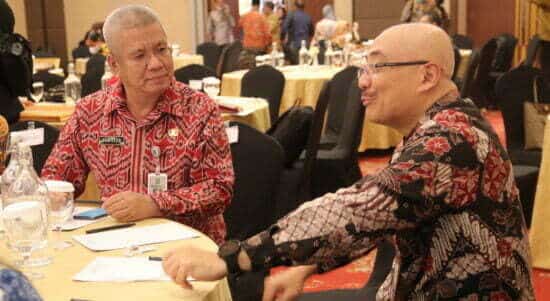 Sekretaris Daerah Provinsi Kalimantan Barat, Harisson berbincang bersama Plt Kepala BKN, Bima Haria Wibisana, di Hotel Aston - Kartika Hotel, Jakarta Barat, Senin (26/09/2022). (Foto: Biro Adpim For KalbarOnline.com)