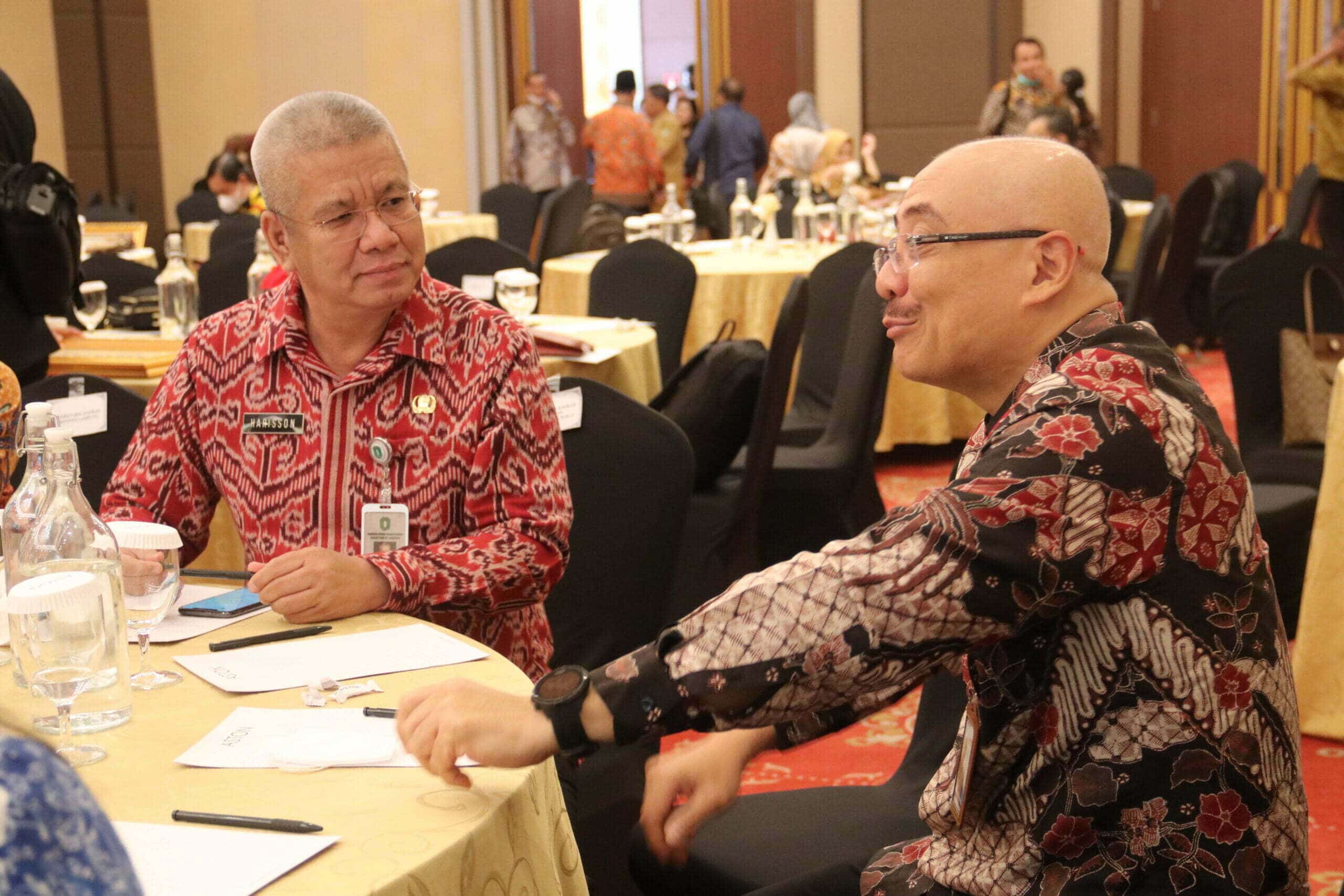 Sekretaris Daerah Provinsi Kalimantan Barat, Harisson berbincang bersama Plt Kepala BKN, Bima Haria Wibisana, di Hotel Aston - Kartika Hotel, Jakarta Barat, Senin (26/09/2022). (Foto: Biro Adpim For KalbarOnline.com)
