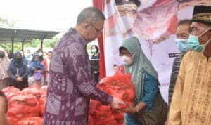 Gubernur Kalbar, Sutarmijdi menyerahkan 15 ribu paket sembako secara simbolis kepada seluruh masyarakat Kalbar, di Kota Pontianak, Sabtu (10/09/2022). (Foto biro Adpim For KalbarOnline.com)