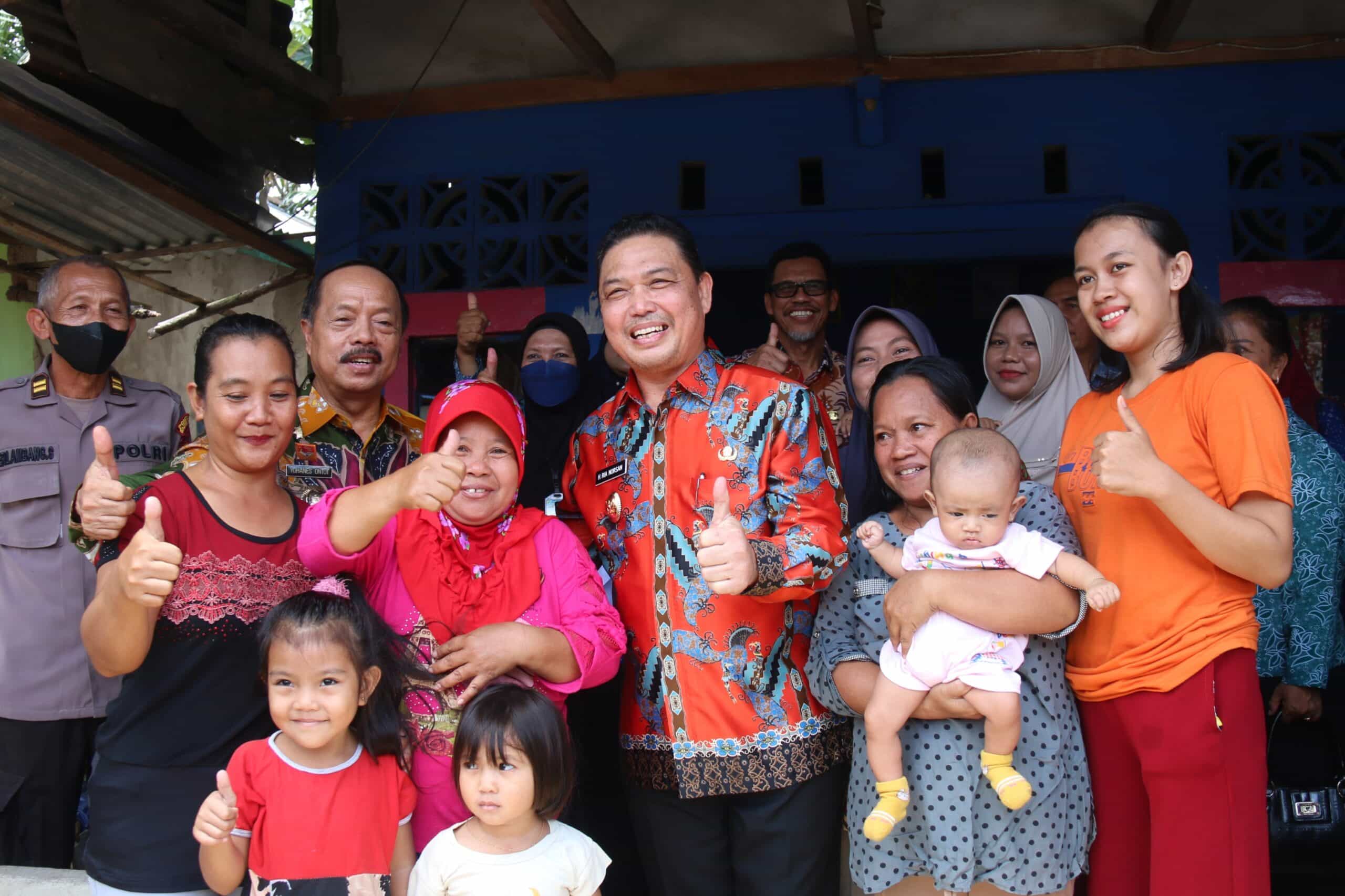 Wakil Gubernur Kalimantan Barat, Ria Norsan berfoto bersama masyarakat di sela-sela memberikan bantun uang dan sembako kepada keluarga yang berisiko stunting di Desa Penyeladi, Kecamatan Kapuas, Kabupaten Sanggau, Kamis (15/09/2022). (Foto: Biro Adpim For KalbarOnline.com)