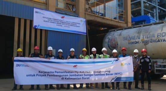 Kolaborasi antara PT PLN (Persero) dengan PT Nindya Karya guna mengoptimalkan pemanfaatan limbah sisa pembakaran batu bara PLTU untuk pembangunan jembatan di Kalimantan Barat. (Foto: Istimewa)