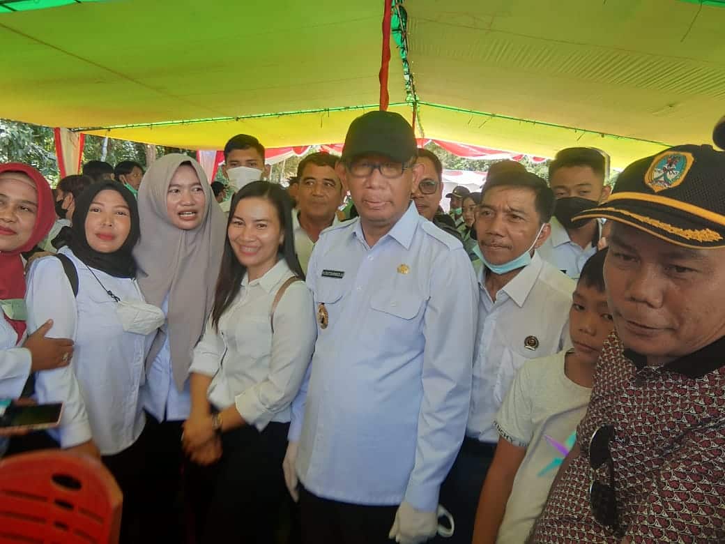 Ratusan warga mengerumuni Gubernur Kalimantan Barat, Sutarmidji di sela-sela acara peresmian Jembatan Melawi 2 di Kabupaten Melawi, Rabu (24/08/2022) lalu. Sebagian besar mereka sangat antusias untuk meminta foto bersama dengan sang gubernur. (Foto: Istimewa)