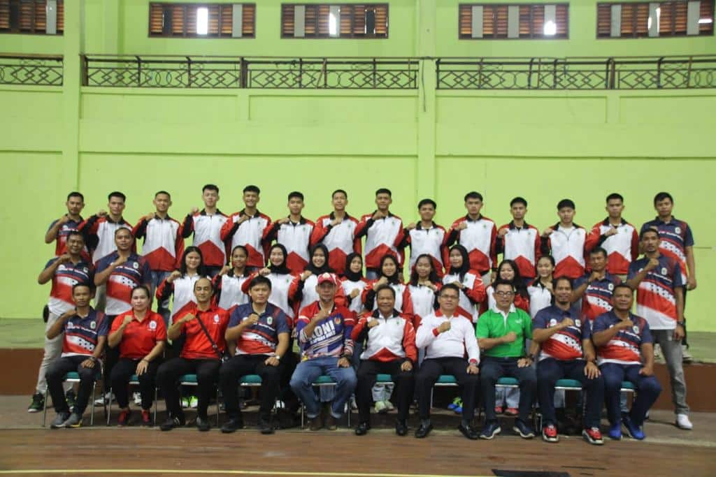 Sekda Kapuas Hulu, Mohd Zaini berfoto bersamaa para atlet junior yang akan mengikuti Kejurda Bola Voli se-Kalbar. (Foto: Istimewa)