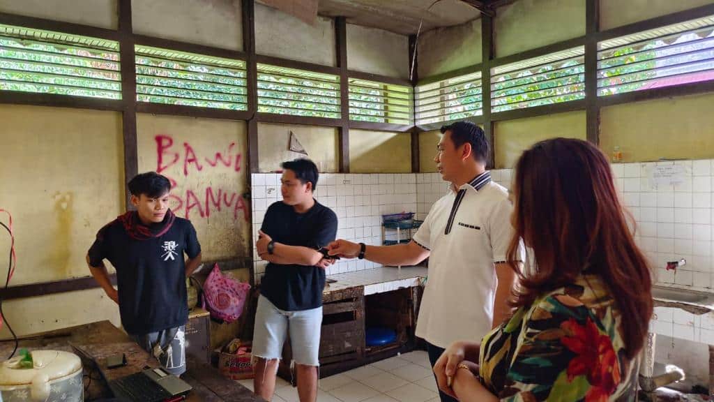 Bupati Kapuas Hulu, Fransiskus Diaan saat mengunjungi Asrama Mahasiswa Uncak Kapuas (AMUK) di Jalan Perdana, Kota Pontianak, Jumat (02/09/2022). (Foto: Istimewa)