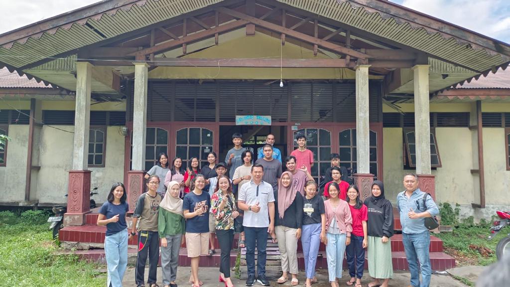 Bupati Kapuas Hulu, Fransiskus Diaan berfoto bersama para mahasiswa/i Kapuas Hulu di Asrama Mahasiswa Uncak Kapuas (AMUK), Jalan Perdana, Kota Pontianak, Jumat (02/09/2022). (Foto: Istimewa)