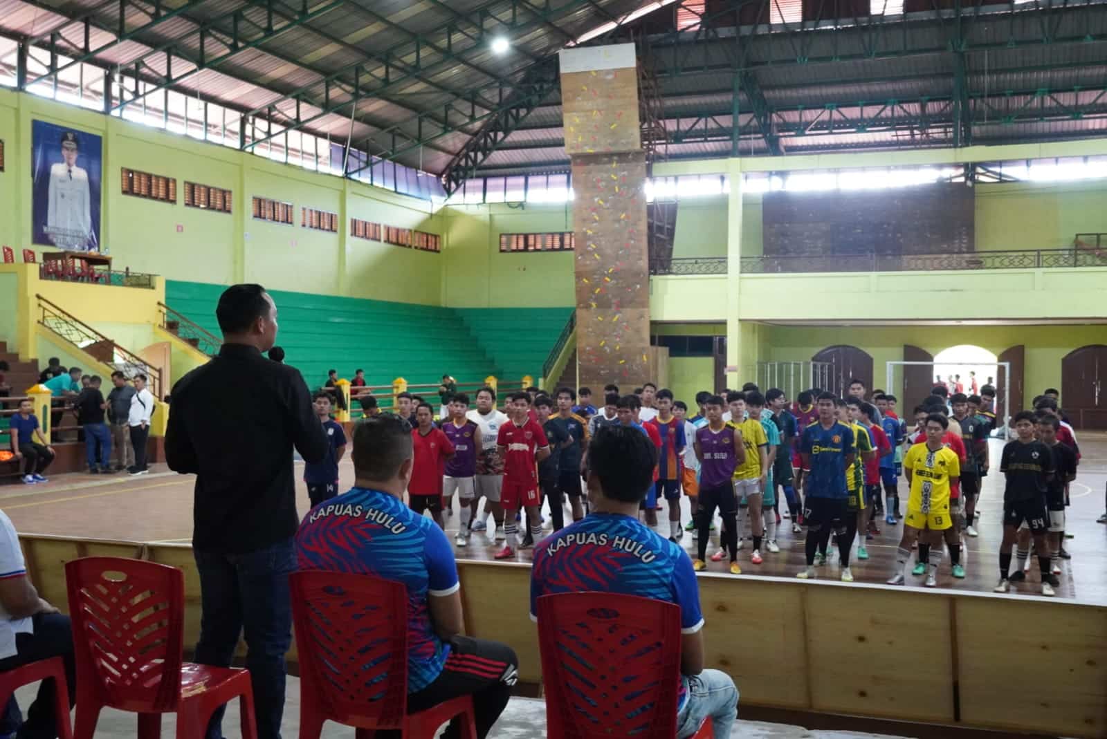Wakil Bupati Kapuas Hulu, Wahyudi Hidayat saat membuka seleksi futsal putra yang akan berlaga di Porprov XIII Kalimantan Barat tahun 2022, di Gedung Indoor Volleyball Putussibau, Jumat (02/09/2022). (Foto: Istimewa)