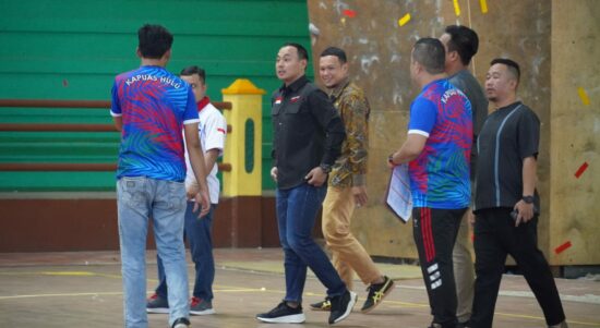 Wakil Bupati Kapuas Hulu, Wahyudi Hidayat hadir di Gedung Indoor Volleyball Putussibau dalam rangka membuka seleksi futsal putra yang akan berlaga di Porprov XIII Kalimantan Barat tahun 2022, Jumat (02/09/2022). (Foto: Istimewa)