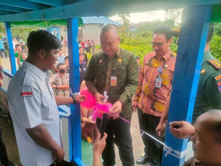 Sekretaris Daerah (Sekda) Kabupaten Ketapang, Alexander Wilyo meresmikan pengoperasian Kapal Wisata Ale-Ale Ketapang. (Foto: Istimewa)