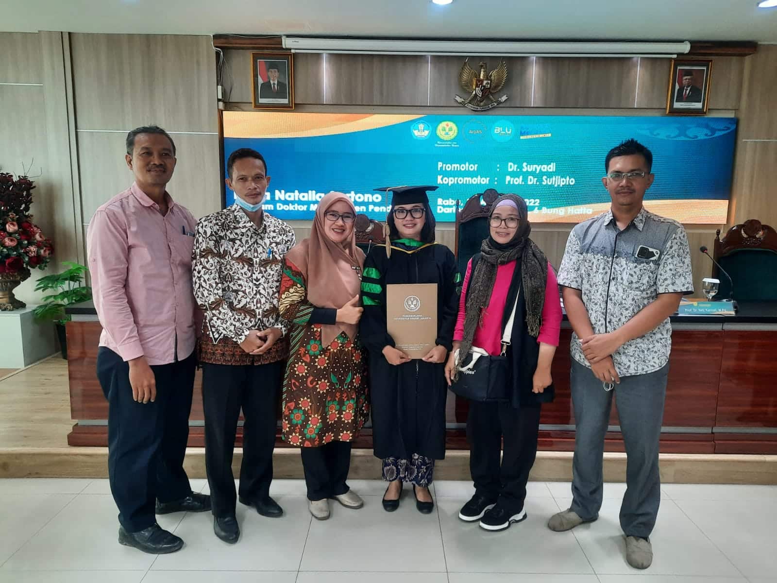 Lidya Natalia Sartono sukses meraih gelar doktor pada Program Manajemen Pendidikan di Universitas Negeri Jakarta dalam sidang terbuka promosi doktoral yang berlangsung pada Rabu 31 Agustus 2022. (Foto: Istimewa)