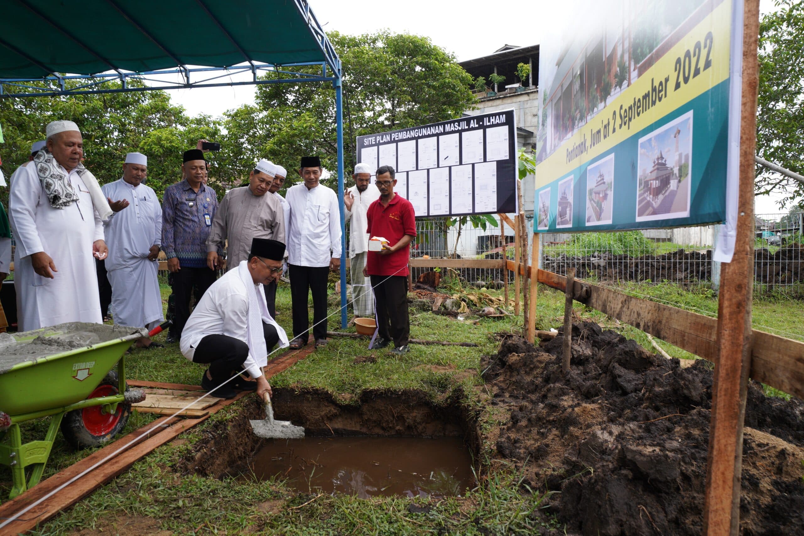Wali Kota Pontianak Edi Rusdi Kamtono meletakkan  batu pertama pembangunan Masjid Al Ilham IKIP PGRI Pontianak. (Foto: Kominfo/Prokopim For KalbarOnline.com)