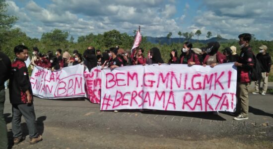 Aksi demonstrasi puluhan mahasiswa Kabupaten Melawi di depan Gedung DPRD Kabupaten Melawi, Provinsi Kalimantan Barat, Jumat (02/09/2022). (Foto: BM/KalbarOnline.com)