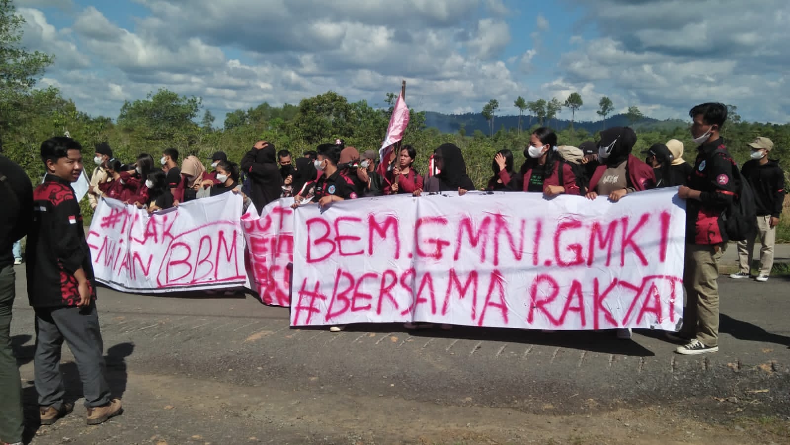 Aksi demonstrasi puluhan mahasiswa Kabupaten Melawi di depan Gedung DPRD Kabupaten Melawi, Provinsi Kalimantan Barat, Jumat (02/09/2022). (Foto: BM/KalbarOnline.com)
