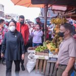 Ketua DPR RI, Puan Maharani didampingi Wali Kota Medan, Bobby Nasution mengunjungi Pasar Balige dalam rangkaian kunjungannya ke Tapanuli Raya, Sumatera Utara, Jumat (02/09/2022). (Foto: Istimewa)