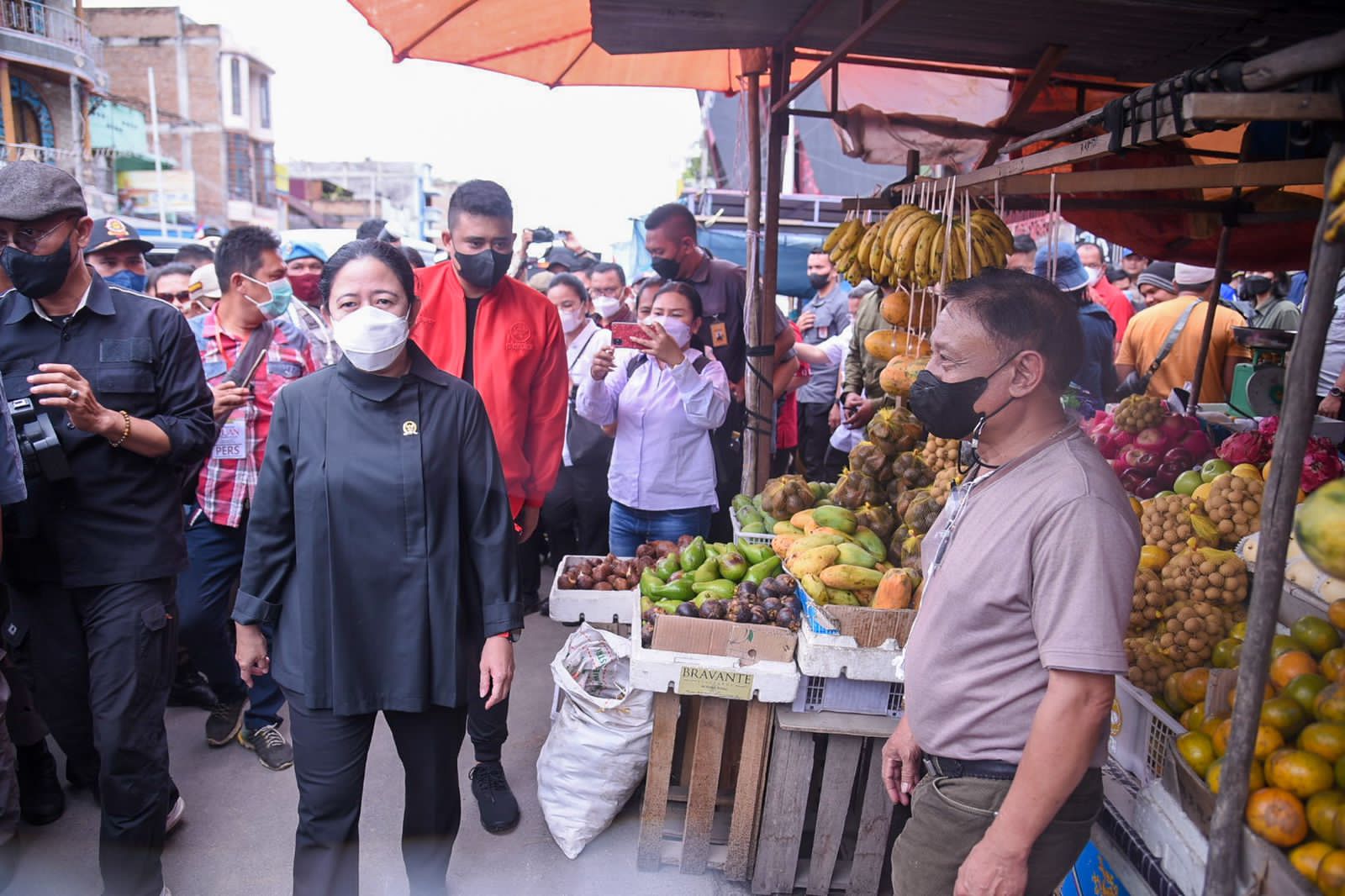 Ketua DPR RI, Puan Maharani didampingi Wali Kota Medan, Bobby Nasution mengunjungi Pasar Balige dalam rangkaian kunjungannya ke Tapanuli Raya, Sumatera Utara, Jumat (02/09/2022). (Foto: Istimewa)