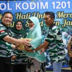 Wakil Gubernur Kalbar, Ria Norsan turut menyerahkan bantuan di sela-sela menghadiri perayaan HUT ke 3 Anak Kolong (Ankol) Kodim 1201 Mempawah, Sabtu (03/09/2022). (Foto: Biro Adpim For KalbarOnline.com)