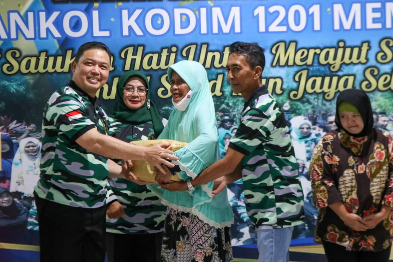 Wakil Gubernur Kalbar, Ria Norsan turut menyerahkan bantuan di sela-sela menghadiri perayaan HUT ke 3 Anak Kolong (Ankol) Kodim 1201 Mempawah, Sabtu (03/09/2022). (Foto: Biro Adpim For KalbarOnline.com)