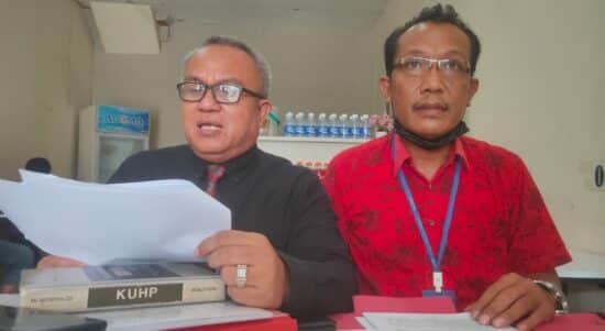 Kuasa Hukum Sinar Bintang Aritonang bersama kliennya Jan Purdy Rajagukguk. (Foto: Istimewa)