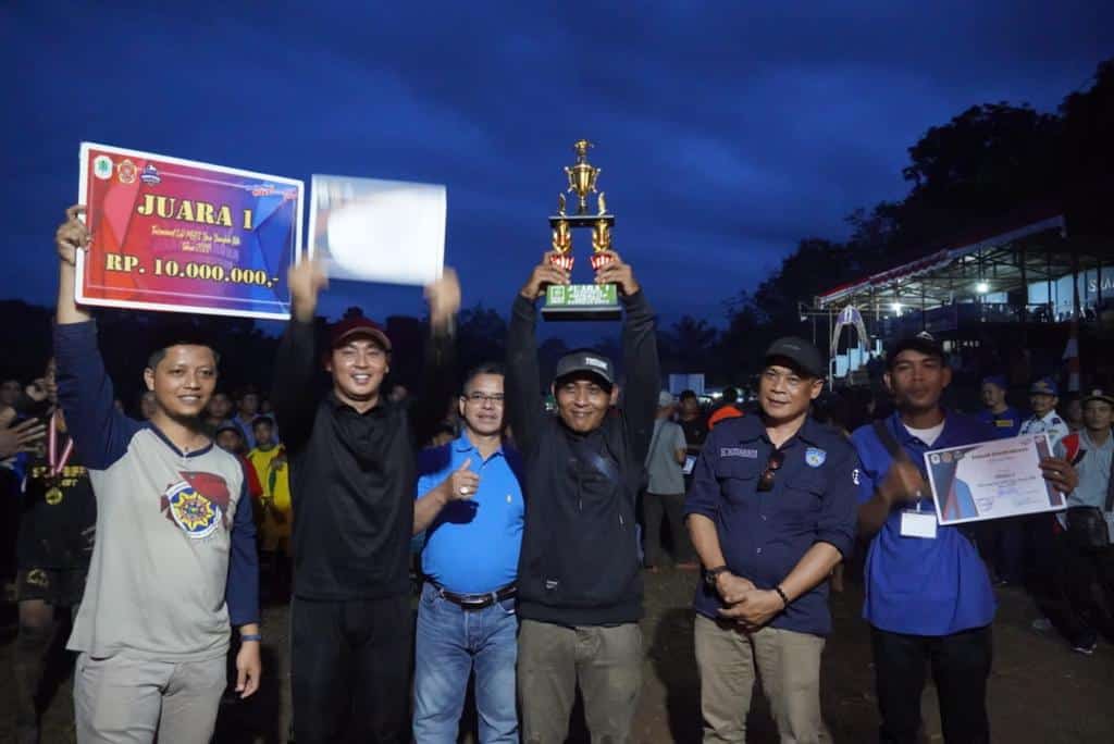 Wakil Bupati Kapuas Hulu, Wahyudi Hidayat menutup Turnamen Muda Berkarya Football Cup di Desa Dangkan Kota. (Foto: Istimewa)